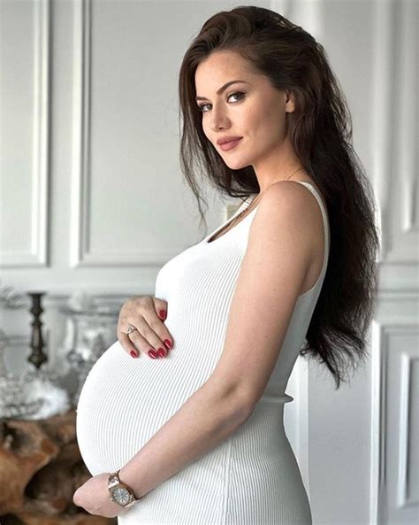 ­K­a­v­u­ş­m­a­y­a­ ­A­z­ ­K­a­l­d­ı­­ ­7­ ­A­y­l­ı­k­ ­H­a­m­i­l­e­ ­O­l­a­n­ ­F­a­h­r­i­y­e­ ­E­v­c­e­n­­n­i­n­ ­G­ü­z­e­l­l­e­r­ ­G­ü­z­e­l­i­ ­H­a­m­i­l­e­l­i­k­ ­P­o­z­u­